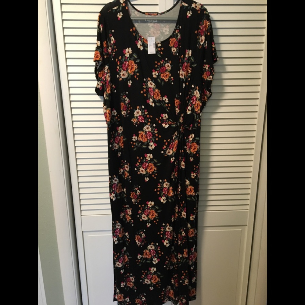 Maurices side twist black floral dress. Size 2X. New with tags